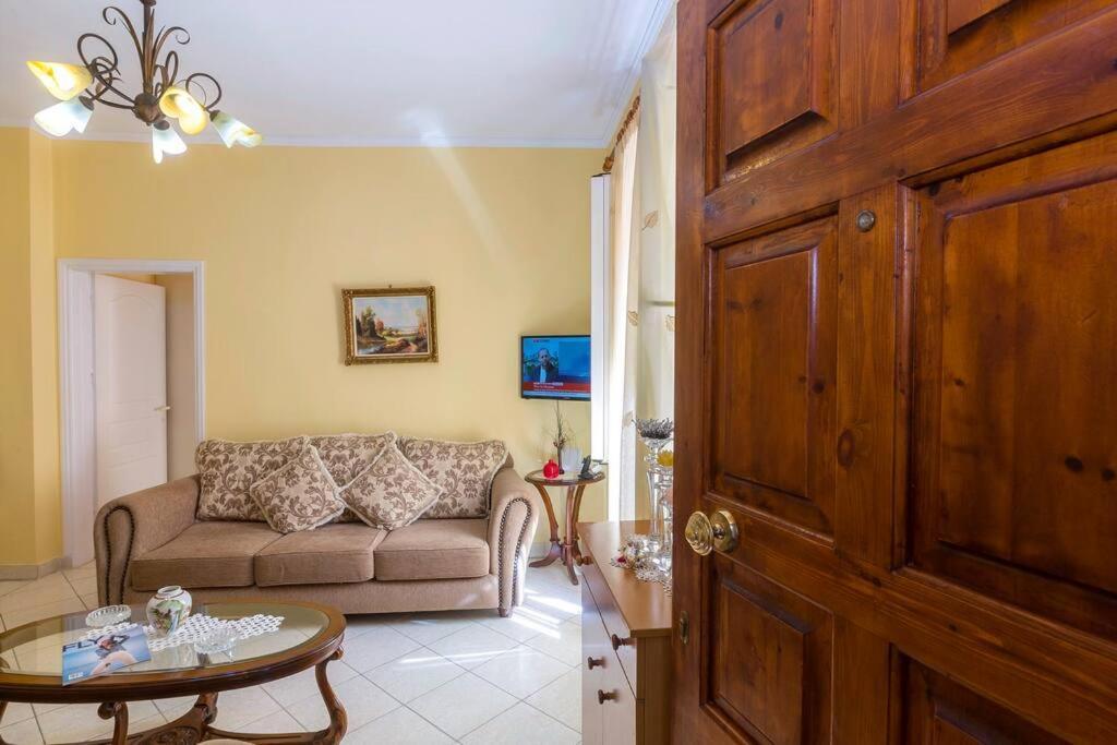 Ria'S Apartment In Corfu Town Buitenkant foto