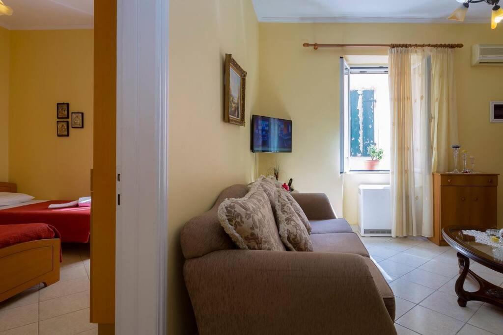 Ria'S Apartment In Corfu Town Buitenkant foto